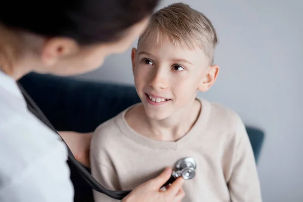 Dokter Vrolijke Glimlachende Kind Jongen Patiënt Thuis Medische Inspectie Geneeskunde — Stockfoto