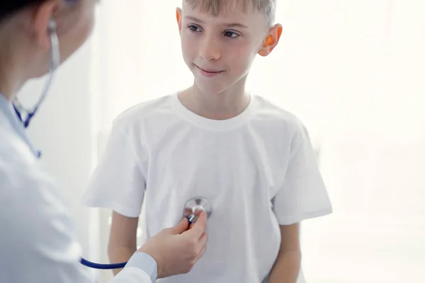 Dokter Vrolijke Lachende Kind Jongen Patiënt Bij Gebruikelijke Medische Inspectie — Stockfoto