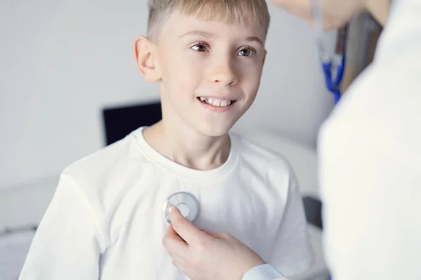 Médecin Enfant Garçon Souriant Heureux Patient Inspection Médicale Habituelle Clinique — Photo