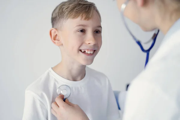 Arzt Und Glücklich Lächelnder Kinderbub Patient Bei Der Üblichen Ärztlichen — Stockfoto