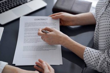 İş adamları ofiste oturup sözleşmeyi tartışıyor, kapatıyorlar. Toplantıda ortaklar ya da avukatlar birlikte çalışıyor. Takım çalışması ve ortaklık.