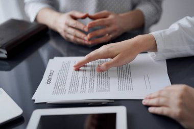 İş adamları ofiste cam masada otururken sözleşme imzalamayı tartışıyor, kapatıyorlar. Toplantıda ortaklar ya da avukatlar birlikte çalışıyor. Takım çalışması, ortaklık, başarı kavramı.