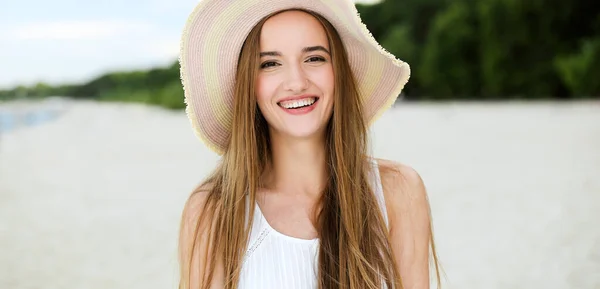 Портрет Щасливої Усміхненої Жінки Вільному Блаженстві Щастя Океанічному Пляжі Стоїть — стокове фото
