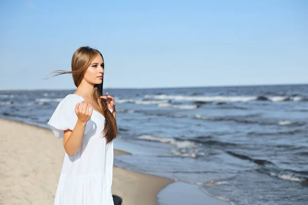 Счастливая Красивая Женщина Океанском Пляже Стоящая Белом Летнем Платье Распростертыми — стоковое фото