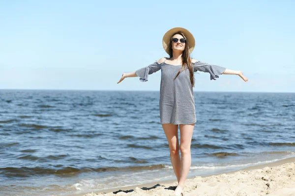 Glücklich Lächelnde Frau Freier Glückseligkeit Strand Mit Offenen Händen Brünettes — Stockfoto