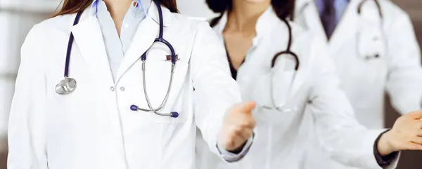 Grupo Médicos Están Pie Como Equipo Mientras Que Ofrecen Sus —  Fotos de Stock