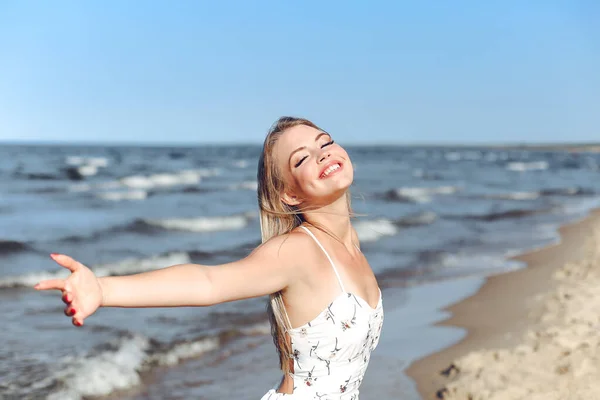 Šťastná Blondýna Krásná Žena Pláži Oceánu Stojí Bílých Letních Šatech — Stock fotografie