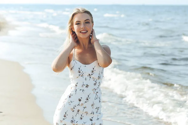 Šťastná Blondýnka Žena Volném Štěstí Blaženost Pláži Oceánu Stojí Rovně — Stock fotografie