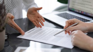 İş kadını avukat, iş arkadaşı ya da müvekkil için toplantıda bir şey itiraf eden özel sözleşmeye işaret ediyor. İş adamları takım çalışması ve ortaklığı.