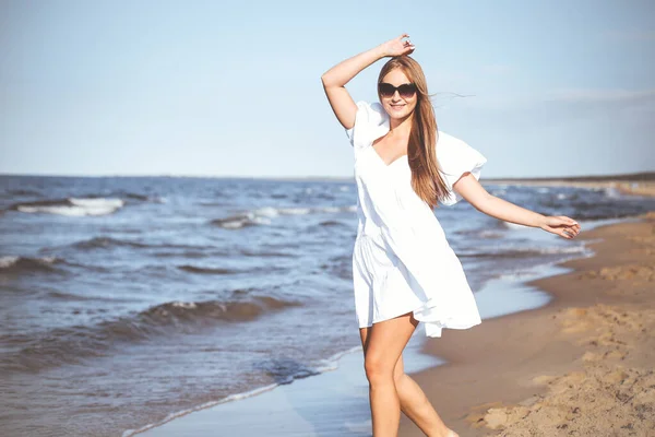 Felice Donna Bionda Divertirsi Sulla Spiaggia Dell Oceano Vestito Bianco — Foto Stock