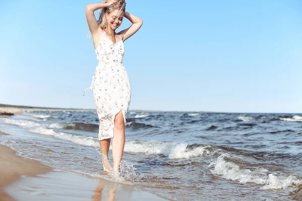 Gelukkig Blond Mooi Vrouw Having Plezier Oceaan Strand Terwijl Dansen — Stockfoto