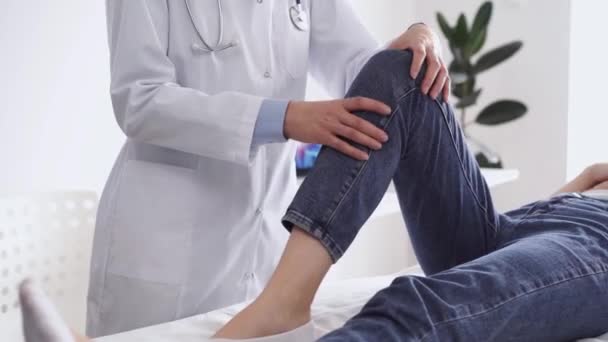 Dokter Dan Pasien Berada Pemeriksaan Medis Biasa Klinik Terapis Memeriksa — Stok Video