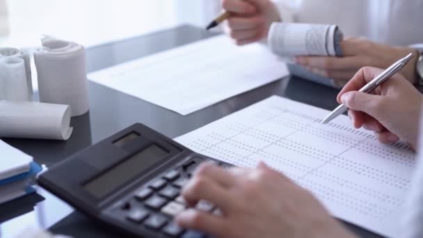 Dva Účetní Používají Kalkulačku Notebook Počítání Daní Příjmů Zatímco Seznamy — Stock video