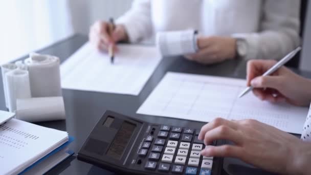 Два Бухгалтера Используют Калькулятор Ноутбук Подсчета Налогов Остатка Доходов Время — стоковое видео