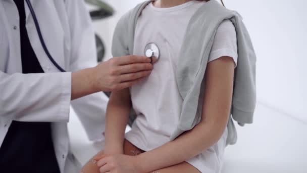 Лікар Пацієнт Лікар Вивчає Дівчинку Стетоскопом Звичайному Медичному Огляді Клініці — стокове відео