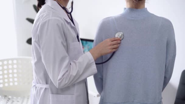 Dokter Patiënt Zijn Kliniek Artsen Witte Jas Onderzoeken Een Vrouw — Stockvideo
