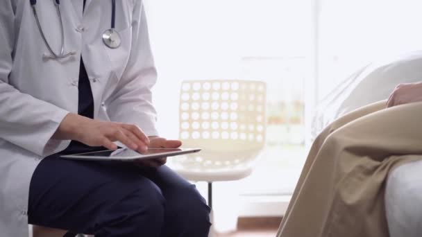 Médecin Patient Assis Face Autre Clinique Gros Plan Médecin Féminin — Video