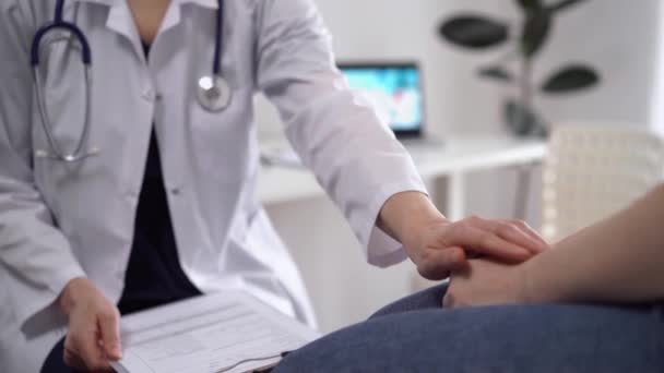 Лікар Пацієнт Обговорюють Ідеальні Результати Медичних Іспитів Лікар Підбадьорює Заспокоює — стокове відео