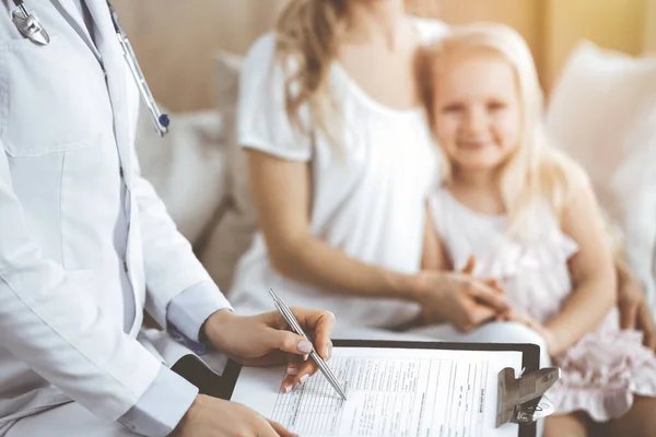 Dottore Paziente Pediatra Che Usa Appunti Mentre Esamina Bambina Con — Foto Stock