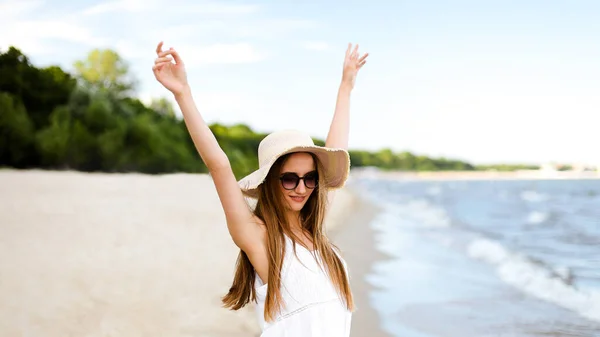 Šťastná Usměvavá Žena Svobodné Blaženosti Pláži Oceánu Stojí Kloboukem Slunečními — Stock fotografie