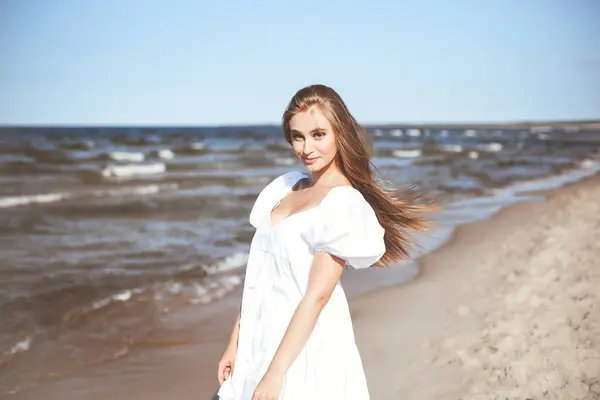 Gelukkige Mooie Vrouw Het Strand Van Oceaan Een Witte Zomerjurk — Stockfoto