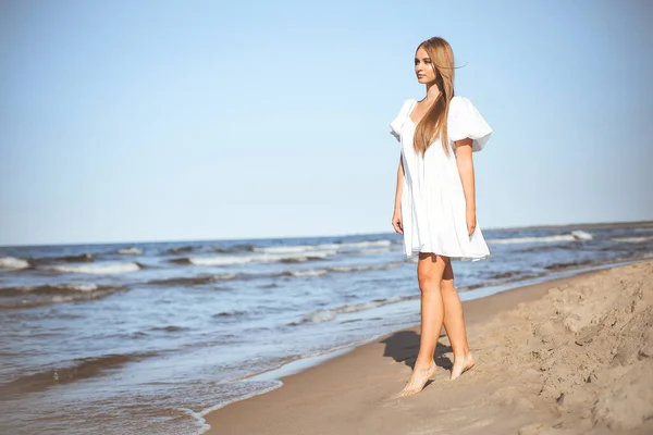 Happy Smiling Beautiful Woman Walking Ocean Beach White Summer Dress — Stock Photo, Image