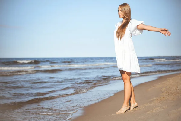 Happy Smiling Beautiful Woman Walking Ocean Beach Open Arms — Stock Photo, Image