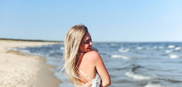 Glückliche Blonde Frau Freier Glückseligkeit Strand Des Ozeans Die Gerade — Stockfoto