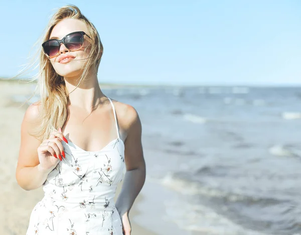 Šťastná Blondýna Žena Volném Štěstí Blaženost Pláži Oceánu Stojící Slunečními — Stock fotografie