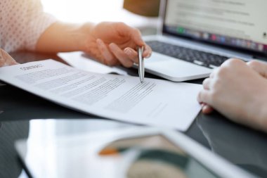 İş adamları ofiste oturup sözleşmeyi tartışıyor, kapatıyorlar. Ortaklar ya da avukatlar belgeleri imzalamadan önce toplantıda birlikte çalışırlar. Takım çalışması ve ortaklık.