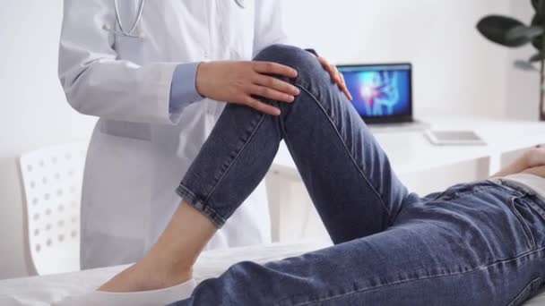 Dokter Patiënt Zijn Bij Gebruikelijke Medische Inspectie Kliniek Therapeut Onderzoekt — Stockvideo