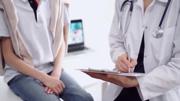 Docteur Patient Sont Clinique Gros Plan Médecine Inconnue Utilisant Presse — Video