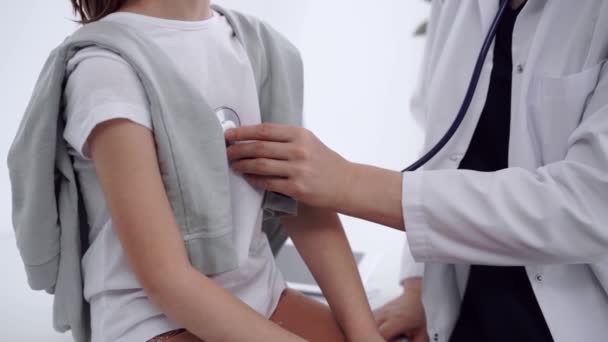 Doktor Hasta Doktor Klinikteki Olağan Tıbbi Muayenede Steteskoplu Bir Kızı — Stok video