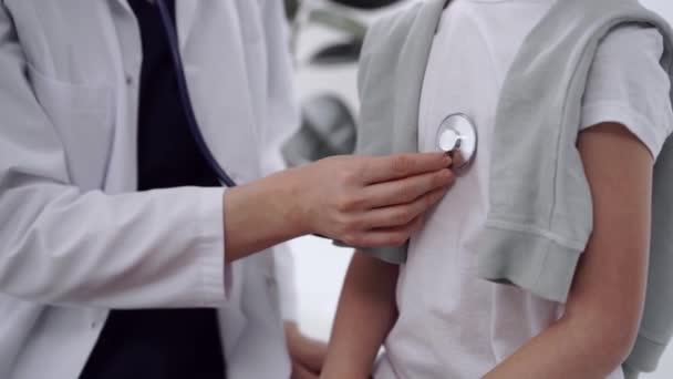 Γιατρός Και Ασθενής Γιατρός Εξετάζει Ένα Κορίτσι Στηθοσκόπιο Στη Συνήθη — Αρχείο Βίντεο