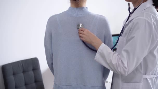 Doktor Pacient Jsou Klinice Lékař Bílém Plášti Zkoumá Ženy Stetoskopem — Stock video