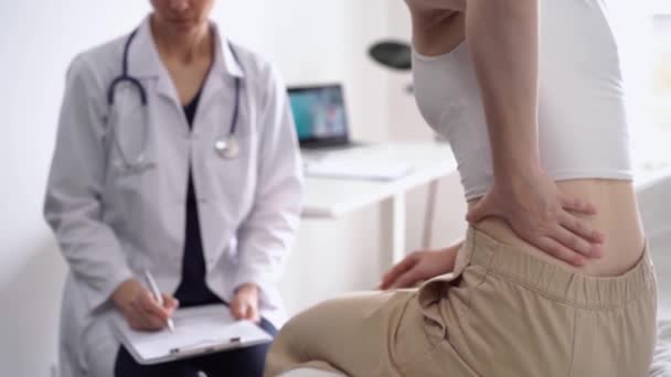 Médico Paciente Estão Clínica Ortopédica Casaco Branco Usando Prancheta Para — Vídeo de Stock