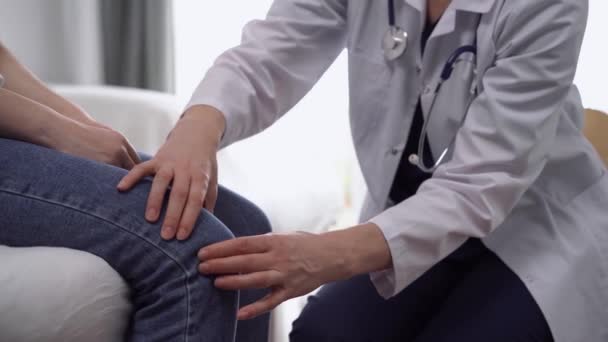 Doktor Pacient Jsou Klinice Ortopedie Bílém Plášti Zkoumá Kolenní Kloub — Stock video