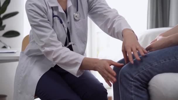 Dokter Patiënt Zijn Kliniek Orthopedisch Witte Jas Onderzoekt Kniegewricht Van — Stockvideo