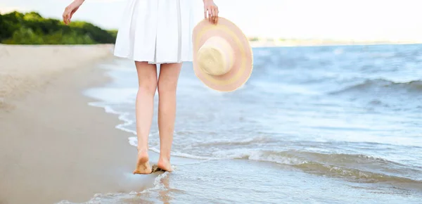 Młoda Kobieta Plaży Trzymająca Biały Kapelusz Nogi Góry — Zdjęcie stockowe
