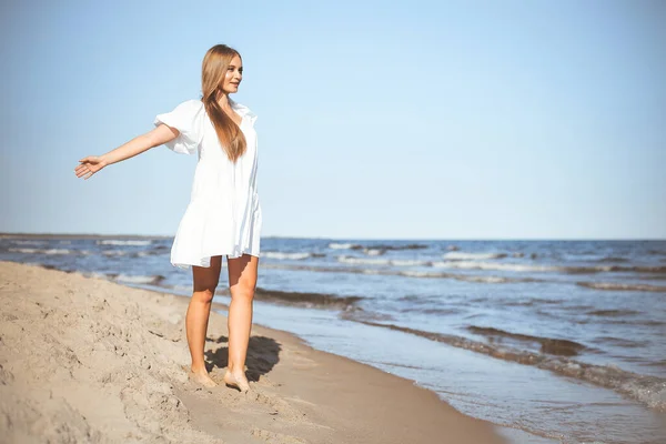 Happy Smiling Beautiful Woman Walking Ocean Beach Open Arms — Stock Photo, Image