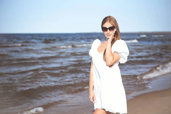 Glücklich Lächelnde Blonde Frau Posiert Mit Sonnenbrille Strand Des Ozeans — Stockfoto