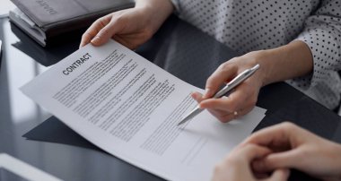 İş adamları ofiste oturup sözleşmeyi tartışıyor, kapatıyorlar. Toplantıda ortaklar ya da avukatlar birlikte çalışıyor. Takım çalışması ve ortaklık.