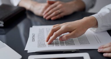 İş adamları ofiste cam masada otururken sözleşme imzalamayı tartışıyor, kapatıyorlar. Toplantıda ortaklar ya da avukatlar birlikte çalışıyor. Takım çalışması, ortaklık, başarı kavramı.