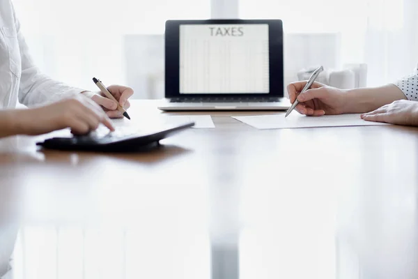 Два Бухгалтера Используют Ноутбук Калькулятор Подсчете Налогов Деревянном Столе Офисе — стоковое фото