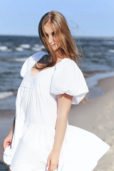 Šťastná Krásná Žena Pláži Bílých Letních Šatech Portrét — Stock fotografie