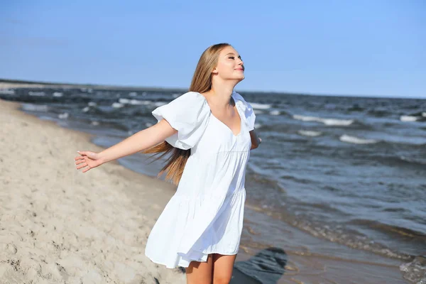 Glücklich Lächelnde Schöne Frau Steht Strand Des Meeres Einem Weißen — Stockfoto