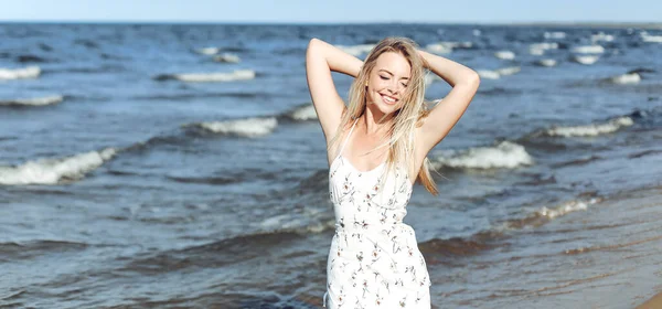 Szczęśliwa Blondynka Piękna Kobieta Plaży Oceanu Stoi Białej Sukni Letniej — Zdjęcie stockowe