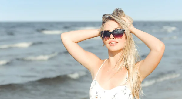Šťastné Blondýny Žena Volném Štěstí Blaženost Pláži Oceánu Stojící Slunečními — Stock fotografie