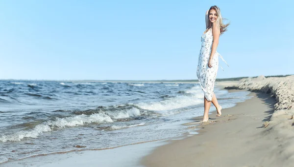 Lykkelig Blondine Smuk Kvinde Har Det Sjovt Havet Strand Mens - Stock-foto