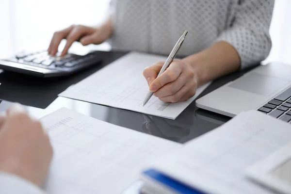 Žena Účetní Pomocí Kalkulačky Notebooku Při Počítání Daní Pro Klienta — Stock fotografie